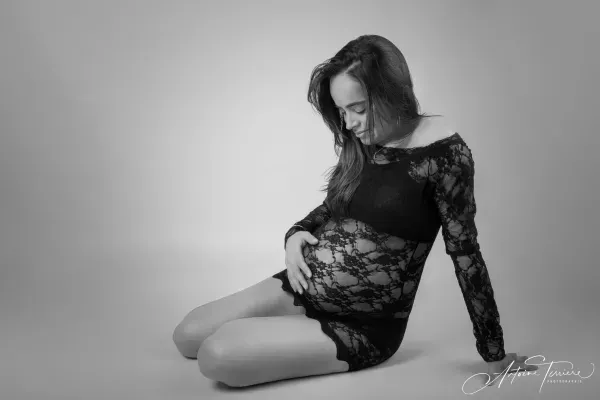 photo-grossesse-noir-et-blanc