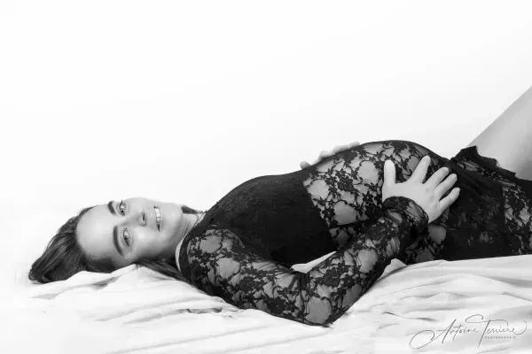 photo-grossesse-noir-et-blanc