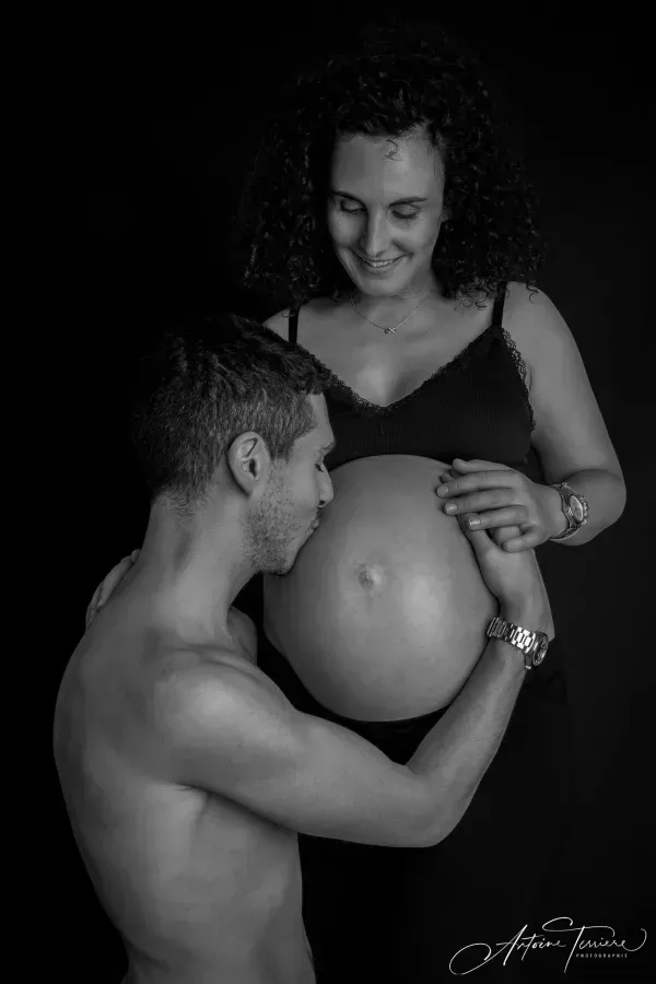 photo-grossesse-noir-et-blanc