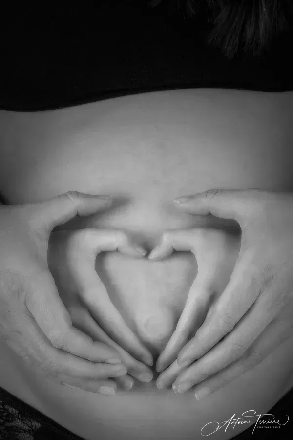 photo-grossesse-noir-et-blanc