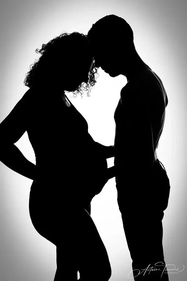 photo-grossesse-noir-et-blanc