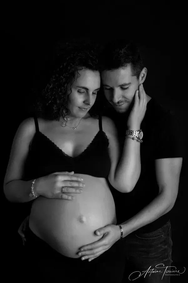 photo-grossesse-noir-et-blanc