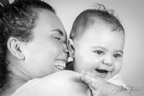 photo-nouveau-ne-noir-et-blanc